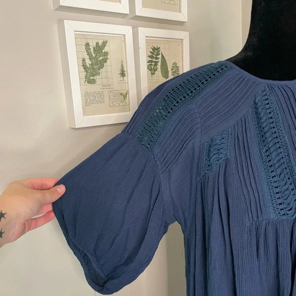 Mono‎ Reno Blue Button Down Tunic Top with Crochet Details - Picture 5 of 9